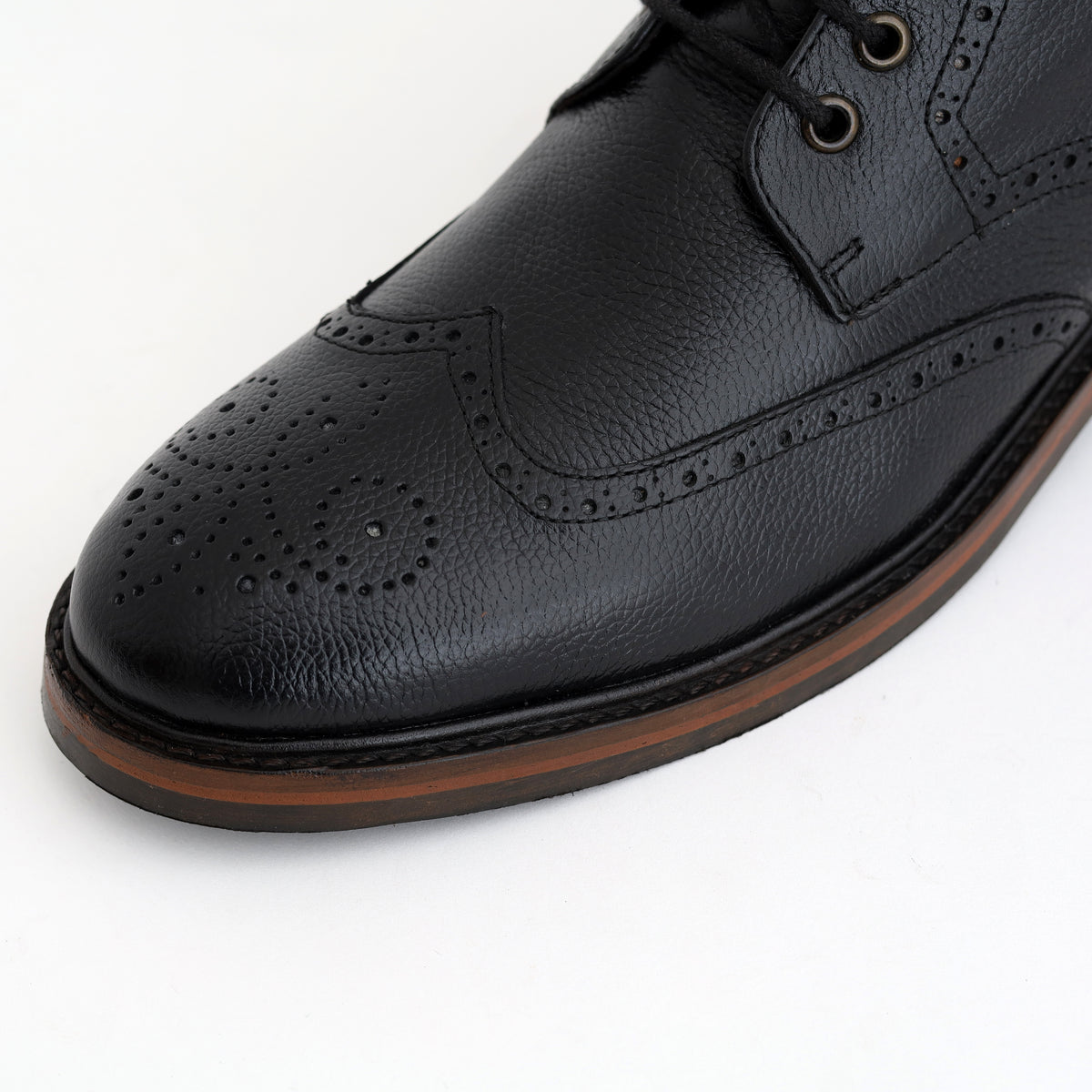 Irish Brogue Boot — Noir, détail du cuir grainé et du bout fleuri