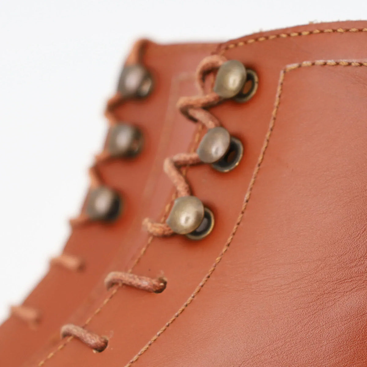 Artisan Ventura — Marron, détail des lacets et crochets